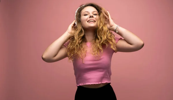 Fiatal Zenét Hallgat Fejhallgatóval Táncol Egy Mosoly Arcát Álljon Rózsaszín — Stock Fotó