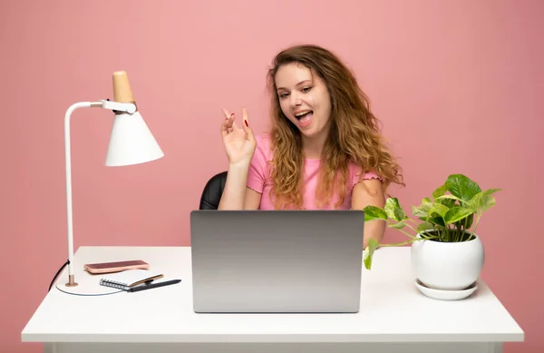Szczęśliwa Młoda Freelancer Kręcona Kobieta Niebieskiej Koszulce Pracująca Laptopem Rozmawiająca — Zdjęcie stockowe