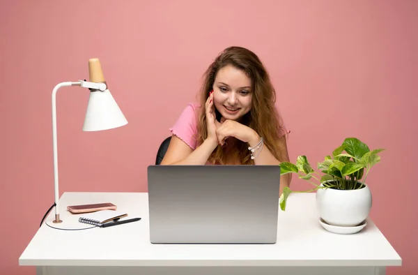 Jovem Freelancer Encaracolado Mulher Uma Camiseta Rosa Trabalhando Com Computador — Fotografia de Stock