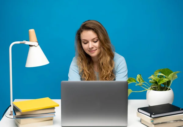 Jovem Freelancer Encaracolado Mulher Uma Camiseta Azul Trabalhando Com Computador — Fotografia de Stock