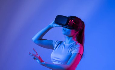 İş yerinde video gözlük kullanan profesyonel mimar ve yeni bir mimari projesiyle çalışıyor. Gelecekteki teknoloji konsepti