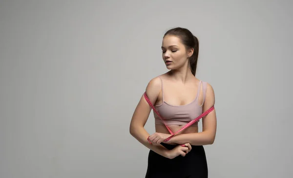 Brunette Woman Sport Outfit Holding Pink Measuring Tape Her Shoulder — Stockfoto