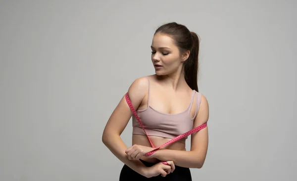 Young Beautiful Brunette Woman Sport Outfit Sportswear Holding Pink Measuring — Φωτογραφία Αρχείου