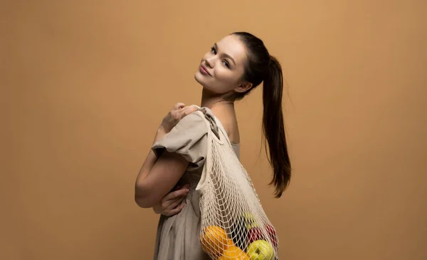 Young Brunette Woman Cotton Reusable Mesh Bag Full Fruits Shopping — Foto de Stock