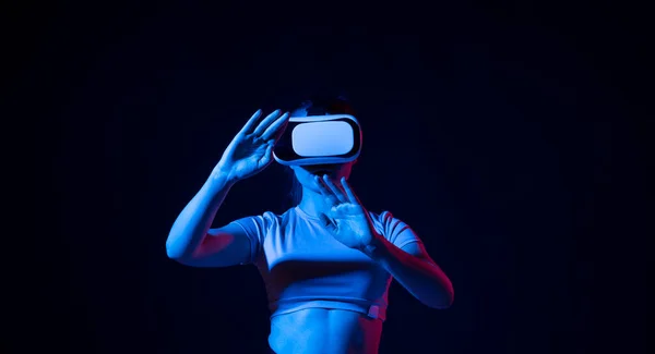 Young Woman Wearing Headset Watching 360 Videos Neon Light Girl — Foto de Stock