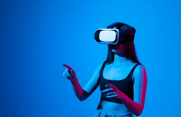 Young Woman Using Virtual Reality Headset Neon Light Future Gadgets — Stock Fotó