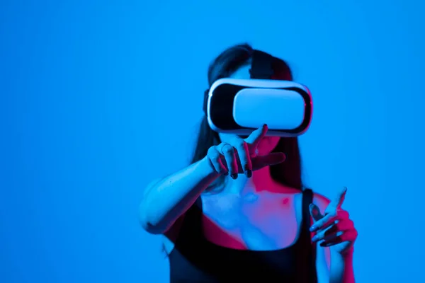 Woman Using Virtual Reality Glasses Headset Pointing Objects Metaverse Virtual — Zdjęcie stockowe