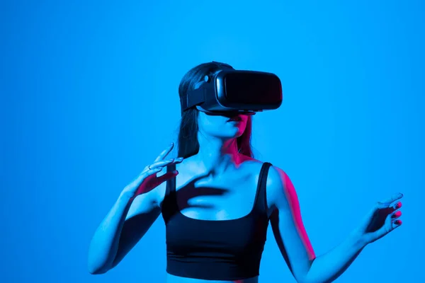 Young Brunette Woman Wearing Virtual Reality Device Glasses Playing Game — Stock Fotó