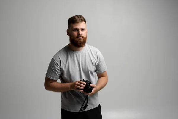 Young Bearded Proffesional Photographer Man Dslr Camera White Background — Stock Photo, Image