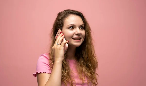 Junge Lächelnde Fröhliche Frau Blauem Einfachen Lässigen Shirt Spricht Auf — Stockfoto