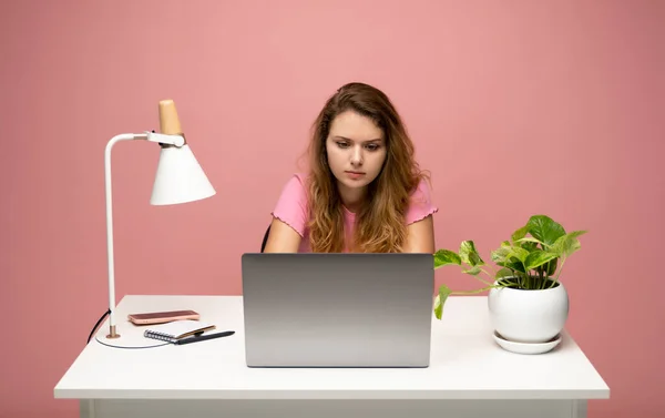 Młoda Kręcona Kobieta Różowej Koszulce Pracująca Laptopem Różowym Tle Pracuję — Zdjęcie stockowe