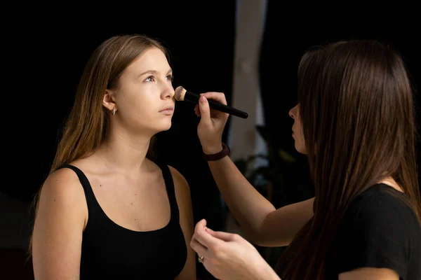 Proffesional Makeup Artist Apply Liquid Tonal Foundation Face Woman Beauty - Stock-foto