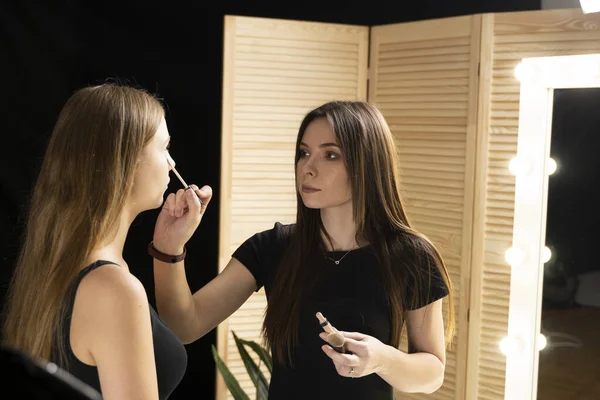 Proffesional Makeup Artist Apply Makeup Beautiful Model Face Beauty Fashion — Stock Photo, Image