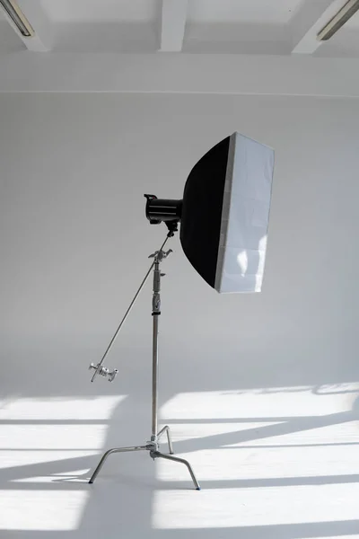 Professionelle Fotoblitzleuchte Mit Großer Softbox Auf Einem Ständer Auf Einem — Stockfoto