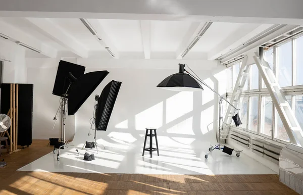 Equipamento Iluminação Profissional Flashes Stands Cyclorama Estúdio Fotos Moderno Com — Fotografia de Stock