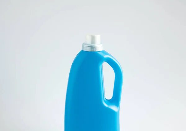 Fehér Alapon Izolált Szürke Kupakkal Ellátott Kék Műanyag Palack Folyékony — Stock Fotó