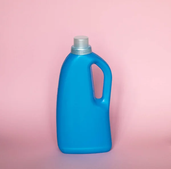 Kék Műanyag Palack Szürke Kupakkal Rózsaszín Alapon Folyékony Mosószer Vagy — Stock Fotó