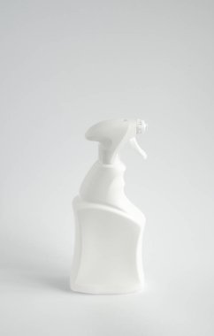 Beyaz arka planda izole edilmiş sıvı temizlik ürünleri için beyaz plastik sprey şişesi. Püskürtücüyle paketleme şişesi
