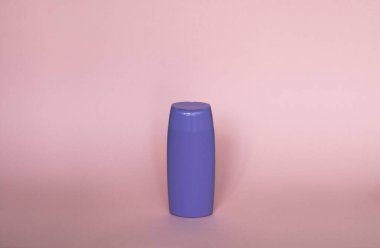 Violet plastik şişe vücut bakımı ve güzellik ürünleri. Şampuan, duş jeli ve pembe arka planda izole edilmiş krema için plastik şişe fotoğrafçılığı