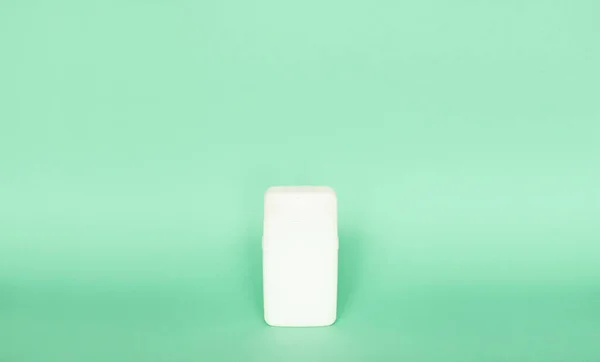 White Plastic Shampoo Bottle Isolated Green Background Skin Care Lotion — Φωτογραφία Αρχείου