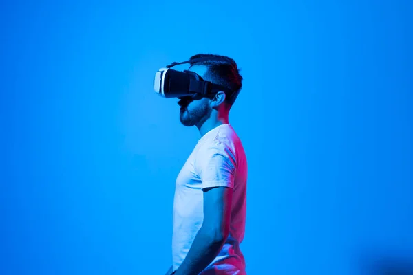 Jeune Homme Barbu Portant Des Lunettes Réalité Virtuelle Interagissant Avec — Photo