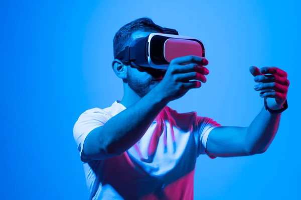 Joven Barbudo Usando Auriculares Realidad Virtual Futuro Gadgets Tecnología — Foto de Stock