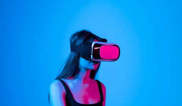 Metaverzív Technológia Koncepció Virtuális Valóság Szemüveges Stúdióban Dolgozik Virtuális Világ — Stock Fotó