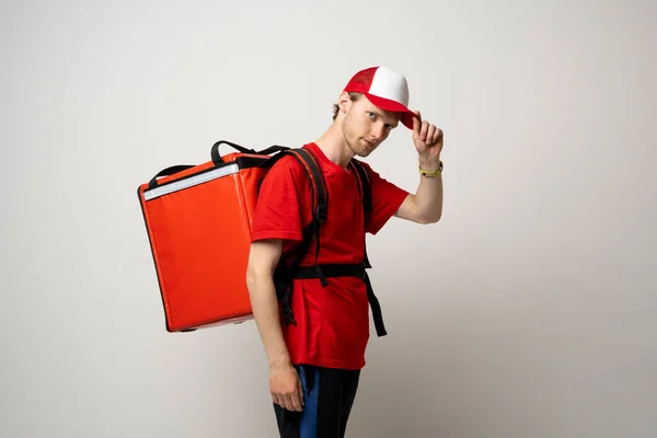 Kurierfahrer Roter Uniform Mit Thermo Blackpack Auf Weißem Hintergrund — Stockfoto
