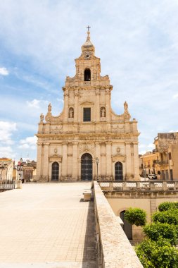 Comiso, Sicilya, İtalya 'daki Saint Mary Kilisesi' nin (Chiesa Madre di Santa Maria delle Stelle) panoramik görüntüsü..