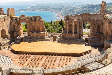 Messina, Sicilya, İtalya 'daki Güzel Yunan Taormina Tiyatrosu' nun Panoramik Manzaraları.
