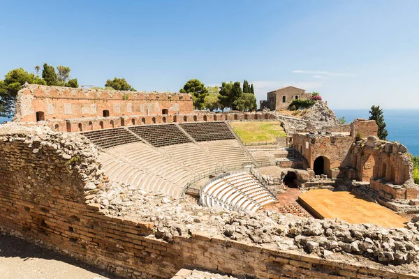 メッシーナ州 シチリア島 イタリアのタオルミーナの美しいギリシャ劇場のパノラマの光景 — ストック写真