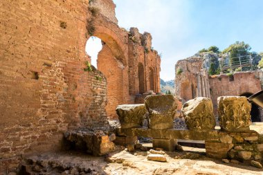 Messina, Sicilya, İtalya 'daki Taormina' nın Güzel Yunan Tiyatrosu 'nun panoramik manzaraları. Bölüm II).