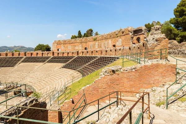 Messina, Sicilya, İtalya 'daki Taormina' nın Güzel Yunan Tiyatrosu 'nun panoramik manzaraları. Bölüm II).