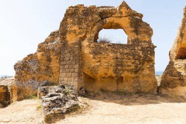 İtalya, Sicilya, Agrigento 'daki Tapınaklar Vadisi' nde Yunan Kalelerinin Doğal Görüş Alanı (Fortificazioni Greşhe).