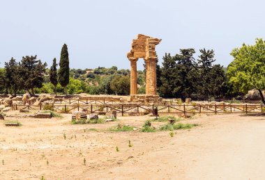 Dioscuri Tapınağının Panoramik Görüntüleri (Tempio dei Dioscuri) Tapınaklar Vadisi, Agrigento, Sicilya, İtalya,