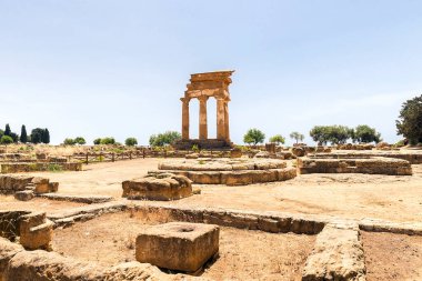 Dioscuri Tapınağının Panoramik Görüntüleri (Tempio dei Dioscuri) Tapınaklar Vadisi, Agrigento, Sicilya, İtalya,