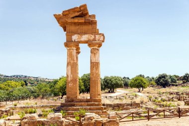 Dioscuri Tapınağının Panoramik Görüntüleri (Tempio dei Dioscuri) Tapınaklar Vadisi, Agrigento, Sicilya, İtalya,