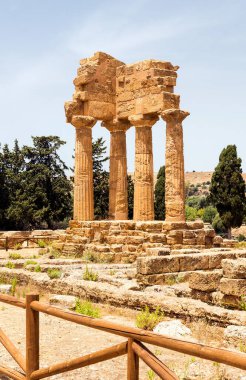 Dioscuri Tapınağının Panoramik Görüntüleri (Tempio dei Dioscuri) Tapınaklar Vadisi, Agrigento, Sicilya, İtalya,