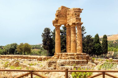 Dioscuri Tapınağının Panoramik Görüntüleri (Tempio dei Dioscuri) Tapınaklar Vadisi, Agrigento, Sicilya, İtalya,