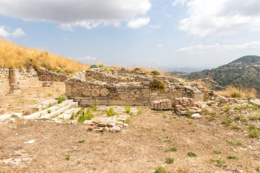 İtalya, Sicilya, Trapani 'deki Segesta Arkeoloji Parkı' ndaki Agora Manzaraları.