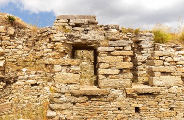 İtalya, Sicilya, Trapani 'deki Segesta Arkeoloji Parkı' ndaki Agora Manzaraları. Bölüm II)