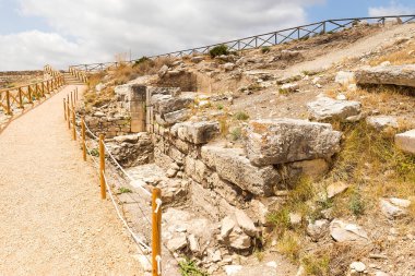 İtalya, Sicilya, Trapani 'deki Segesta Arkeoloji Parkı' ndaki Agora Manzaraları. Bölüm II)