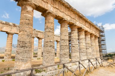 Trapani, Sicilya, İtalya 'daki Segesta Tapınağı' nın (Tempio di Segesta) mimari manzaraları.