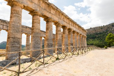 Trapani, Sicilya, İtalya 'daki Segesta Tapınağı (Tempio di Segesta - Bölüm II) Mimari Manzaraları.