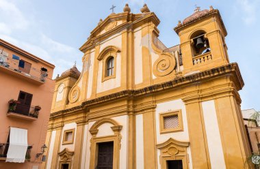 Daimi Yardım Kilisesi 'nin Panoramik Manzaraları (Chiesa Maria SS. Del Soccorso) İtalya 'nın Trapani ili Castellammare del Golfo şehrinde.