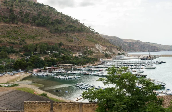 İtalya 'nın Sicilya, Sicilya eyaletindeki Castellammare del Golfo şehrinin yüksek açılı manzaraları..