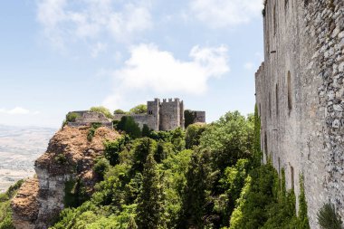 Trapani, Sicilya, İtalya 'daki Erice' de Venüs Şatosu 'nun (Castello di Venere) panoramik manzaraları.