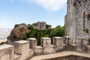 Trapani, Sicilya, İtalya 'daki Erice' de Venüs Şatosu 'nun (Castello di Venere) panoramik manzaraları.