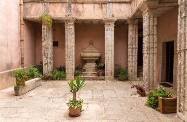 İtalya, Trapani eyaletindeki Erice 'de dini mimarlık. San Martino Kilisesi)