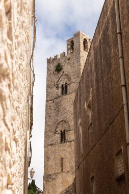 Kral Federico Kulesi 'nin mimari manzaraları ve Erice, İtalya' daki Real Duomo.